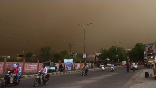 Nju Delhi, moti i keq shkakton 125 të vdekur, stuhitë e rërës shkatërrojnë shtëpitë