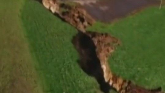 Zelandë e Re, pamje rrënqethëse të çarjes gjigante të tokës/VIDEO