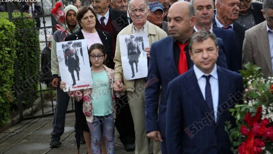 Durrës/ Dako lule mes përkrahësve të Enverit, nostalgjiku puth foton e diktatorit