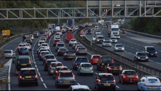 Britania do të ndalojë makinat me naftë e benzinë