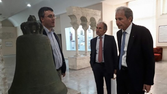 Alessandro Castriota Scanderbeg viziton Muzeun Kombëtar, premton prurje arkivore