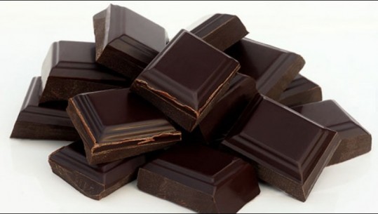 Si ndikon çokollata e zezë në përmirësimin e shikimit