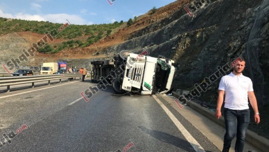 Aksident në Rrugën e Kombit, përmbyset trajleri, vdes shoferi/ VIDEO