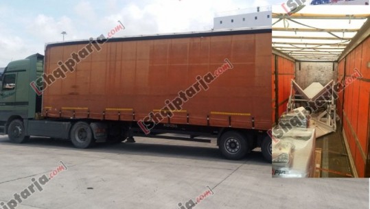 U fshehën në trajler për të kaluar në Itali, por i zbulon skaneri në Durrës