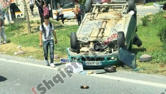 Aksidentet/ Përplasen dy të moshuar në Elbasan, përmbyset një makinë në autostradë/ VIDEO