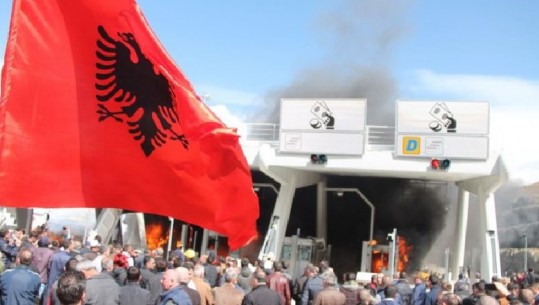 Protesta në 'Rrugën e Kombit', këshilltarët bashkiakë letër Metës: Lironi 4 kuksianët e burgosur