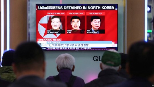 Në prag të takimit me Donald Trump, Kim Jong-un liron tre amerikanët e burgosur