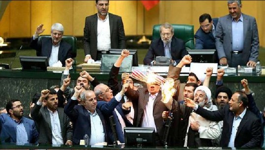 Video/ Deputetët iranianë djegin flamurin amerikan në parlament