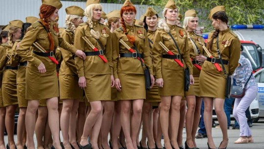 Parada e Moskës/ Ushtria femërore me mini-funde “pushton” Sheshin e Kuq (Foto)