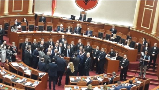 Strategjia e opozitës, Ruçi ndërpreu seancën, PD-LSI transmetojnë fjalimet në Facebook