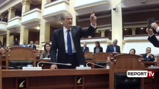 VIDEO/ Izet Haxhia 'tërbon' Berishën, bërtet i tensionuar në Kuvend