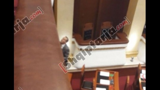 Opozita bojkotoi Kuvendin, 'tradhton' një tjetër deputet i LSI, qëndron në seancë