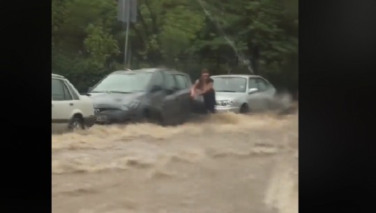 Stuhi në Greqi, shikoni si e merr uji gruan/ VIDEO