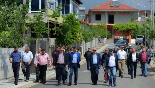  Investimet në Elbasan/ Balla inspekton përfundimin e punimeve të rrugës në lagjen '5 Maji': U vjen në ndihmë qindra banorëve