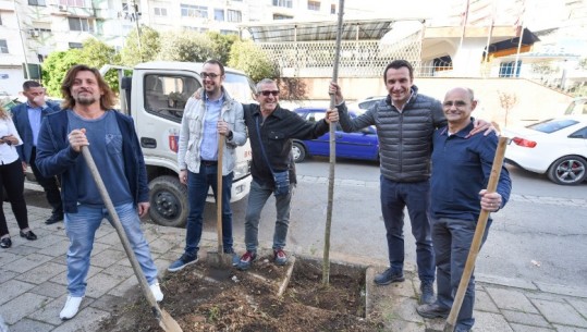 Turistët mbjellin pemë në Tiranë, Veliaj: Po kthehemi në destinacion të turizmit mjekësor