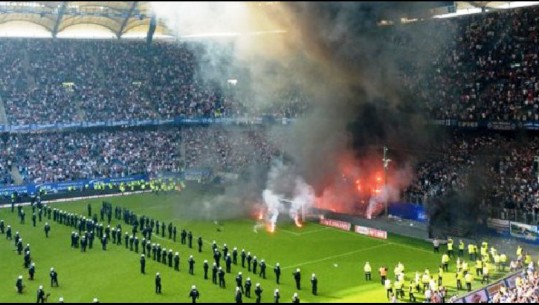 Hamburgu bie për herë të parë nga kategoria, tifozët djegin stadiumin/VIDEO