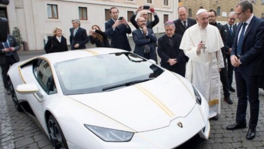 Papa shet Lamborginin, paratë për bamirësi