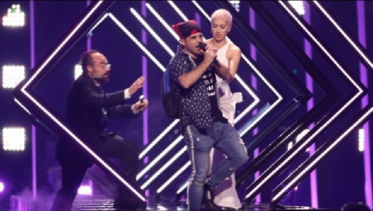 Incidenti në Eurovision, një shqiptar i rrëmben mikrofonin këngëtares britanike