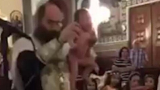 “Pagëzimi më i dhunshëm”/ Prifti ortodoks grek e tmerron foshnjen teksa e fut në ujë (VD)