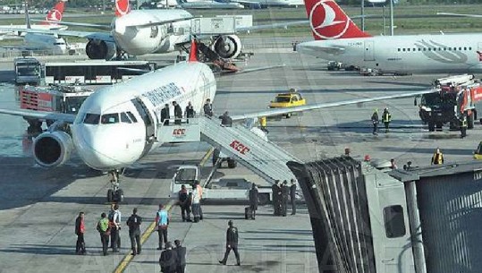 Përplasen dy avionë, kaos në aeroportin e Stambollit