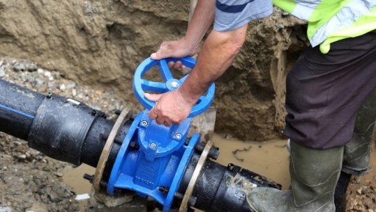 Tiranë, merr fund problemi i ujit në rrugën 'Irfan Tomini', vihet në punë linja e re e ujësjellësit
