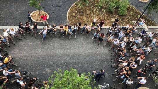 Foto-Lajm/Studentët hollandezë surprizohen nga Veliaj, kryebashkiaku u bën guidën e qytetit