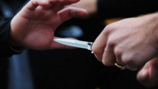 Panik në Vlorë, i riu plagoset me thikë pranë Lungomares, arrestohet autori