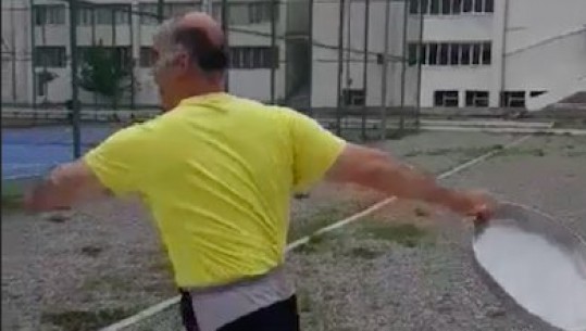 Rekordmeni 54-vjeçar i hedhjes së diskut stërvitet me tepsi/Video