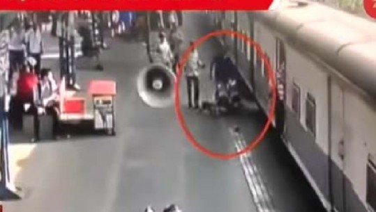 Panik në Indi, vogëlushja bie nga treni, ja videoja e policit hero/VIDEO