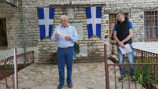 Grekët festojnë në Gjirokastër aneksimin e jugut, shqiptarët shkojnë dhe heqin simbolet e vorio-epirit/FOTO