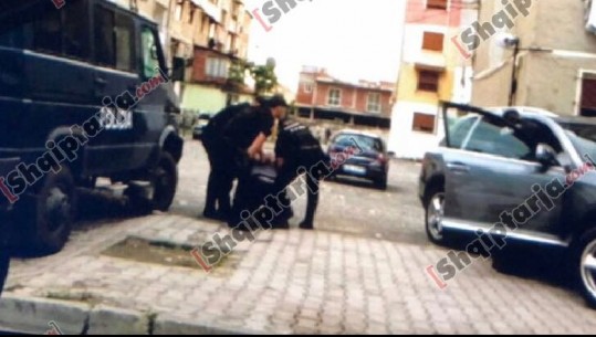 Goditja e makinës së policisë në Elbasan, ishte 'burgosur' në shtëpi, por lëvizte me armë, arrestohet/ VD