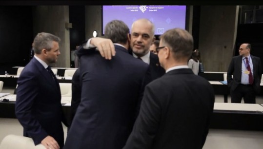 VIDEO/Kryeministri Rama takim të përzemërt me presidentin serb