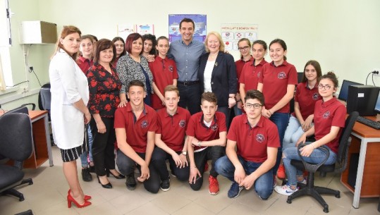 Nxënësit e shkollës “Vasil Shanto” me laborator të ri informatike/ Veliaj: Laboratorë modernë në të gjitha shkollat e Tiranës