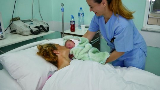 U transportua me helikopter drejt Tiranës, ja gjendja shëndetësore e 37 vjeçares e foshnjes nga Dibra