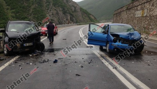 FOTO/ Përplasen 'kokë më kokë' dy makina në Elbasan, plagoset një grua