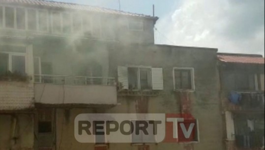 Përfshihet nga flakët një banesë në Elbasan, s'ka të lënduar/VIDEO