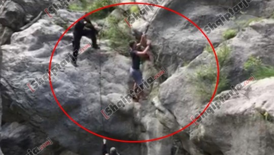 VIDEO/Momenti kur policia shpëton të riun që ra te 'Shpella e Pëllumbasit'