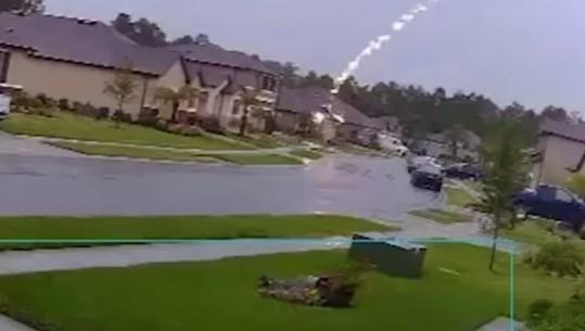 Stuhi në SHBA / Shikoni momentin kur rrufeja godet shtëpinë/ VIDEO