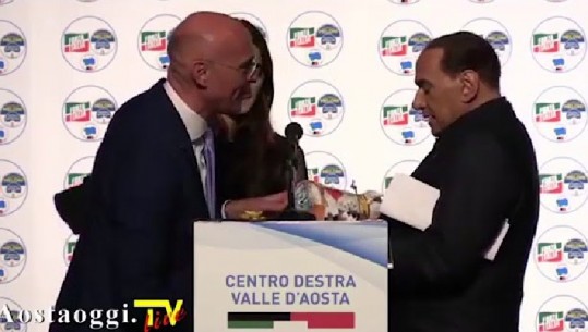 Berlusconi e ngacmon gjatë takimit elektoral, koordinatori i thotë që është vajza e tij/VIDEO
