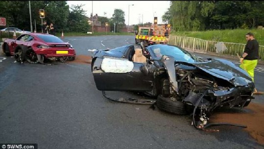 Aksidenti me dëme mbi 260 mijë euro/ Porsche dhe Ferrari përplasen kokë më kokë në Angli