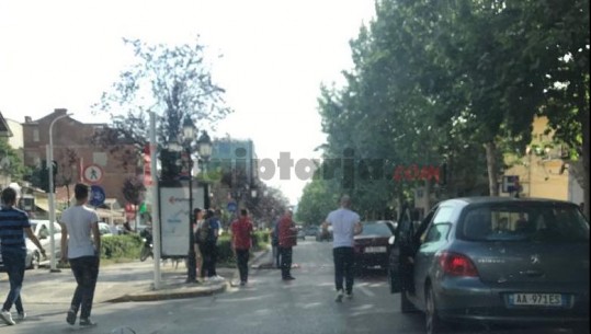 Tiranë/ Aksident te Rruga e Kavajës, automjeti përplas kalimtaren