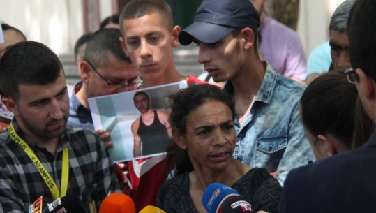 Vdiq në komisariat, familjarët e korçarit protestë te Ministria e Brendshme: Duam drejtësi