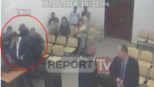 Report Tv siguron VIDEO-n/Dy policë pranë, i dënuari kapërcen tavolinat dhe arratiset nga salla e gjyqit