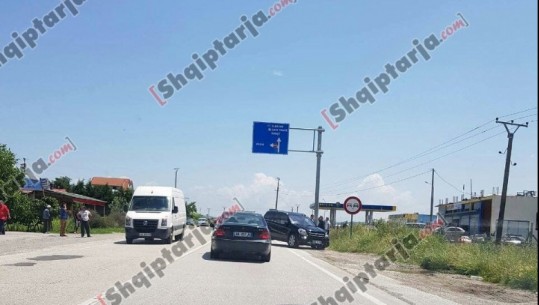 Aksident në Peqin, përplasen tre makina, mes tyre edhe një furgon i postës, tre të lënduar/ FOTO