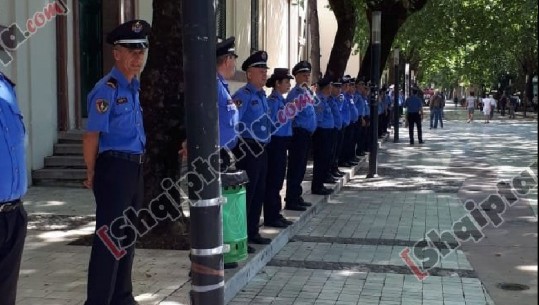 Policia rrethon edhe Ministrinë e Brendshme/ FOTO