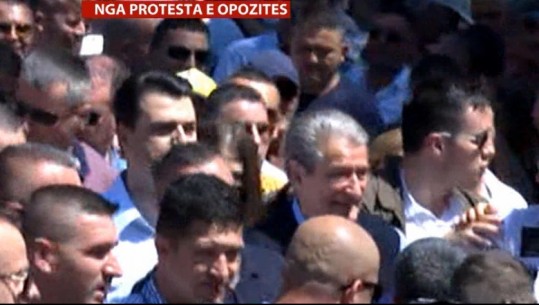 Berisha: Protesta e jashtëzakonshme, Rama i'a ka mbathur në tunelet e Skraparit