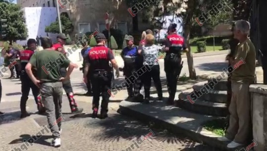 Protesta e opozitës/ Incidenti i parë, policia shoqëron një grua/VIDEO