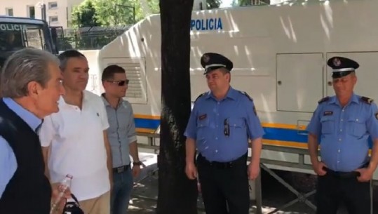 Berisha ndalon marshimin e protestës dhe flet me policët: Të bëjë vetting ministri/VD