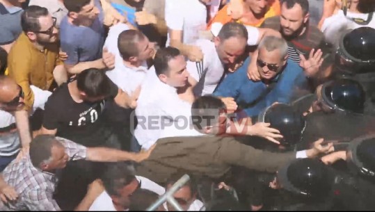 VIDEO/ Deputetët e PD Salianji, Spahia, Boçi dhe reperi 'Stresi' në ballë të protestuesve që shtynë policinë