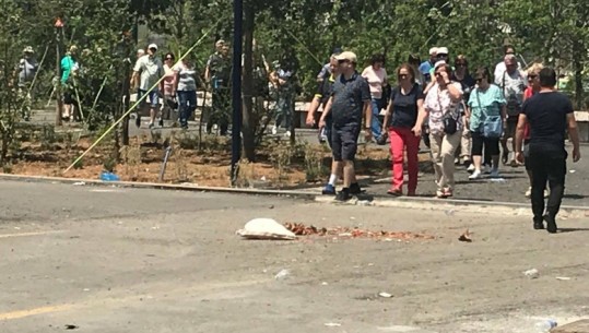 FOTO-VIDEO/ Post-protesta, makth për turistët e huaj, me çfarë u përballën sot në Tiranë